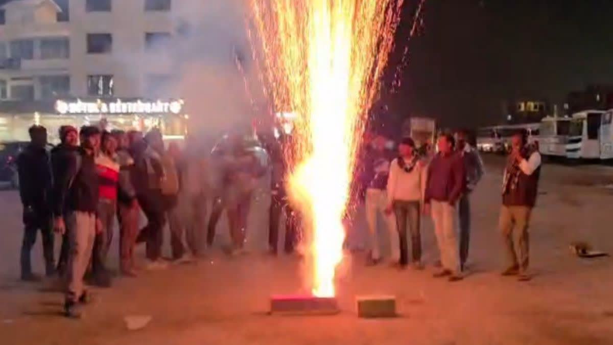 पटाखे फोड़कर मनाई खुशी
