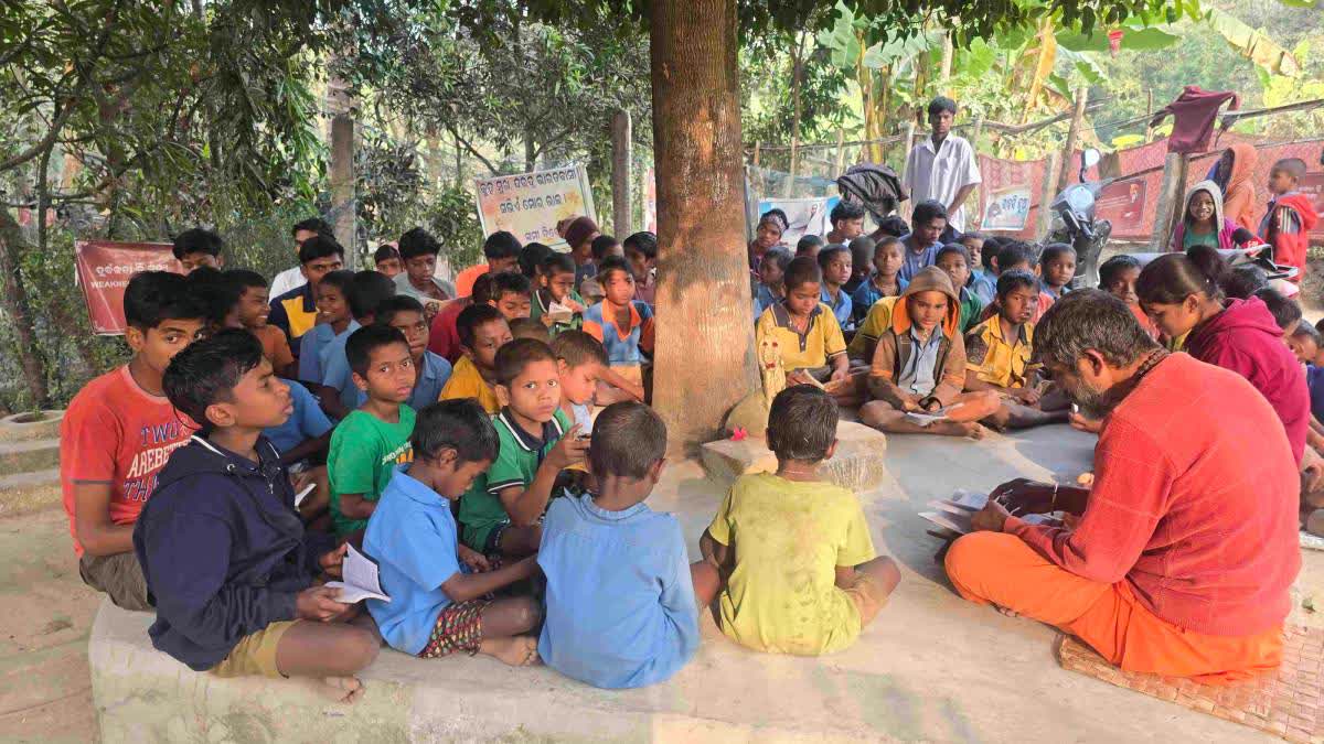 Lambadar Dalai with students at Vivek Bharati Sevasharam.