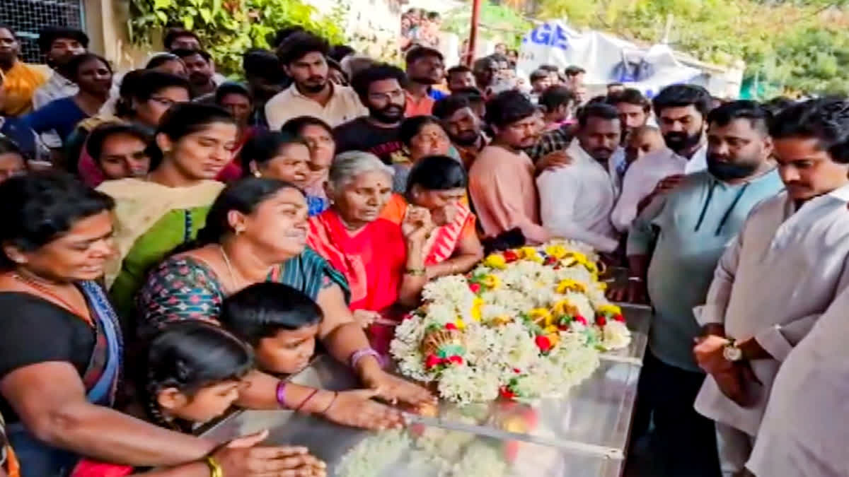 Ballari: Congress MLA Nara Bharath Reddy, right, pays last respects to party worker Rajashekhar killed in clash between his and BJP MLA G Janardhana Reddy supporters over a banner dispute, in Ballari, Karnataka, Friday, Jan. 2, 2026.