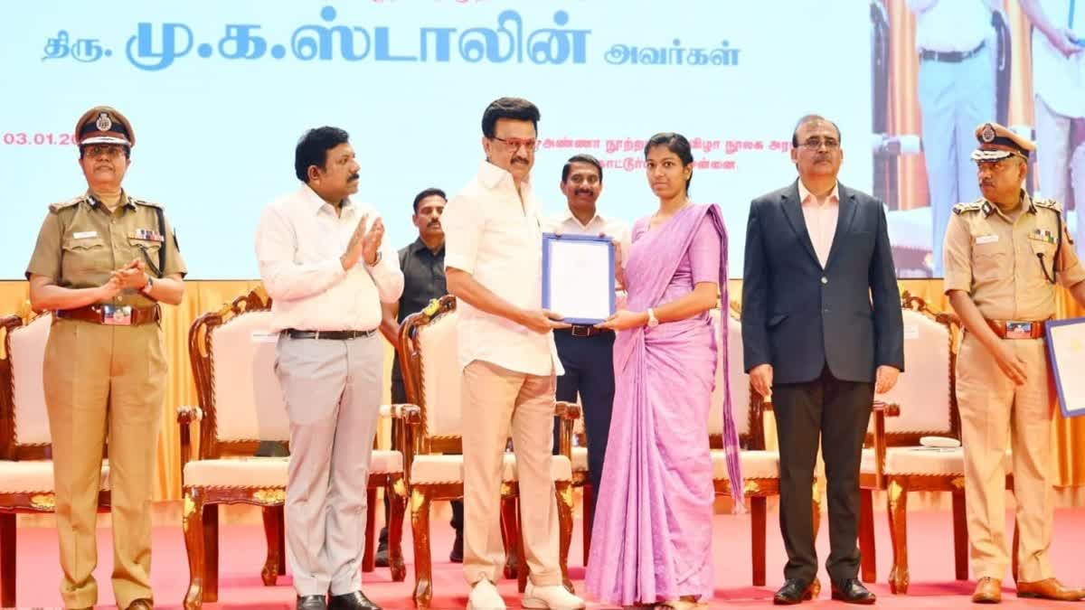 காவலர்களுக்கு பணி நியமன ஆணை வழங்கப்படுகிறது