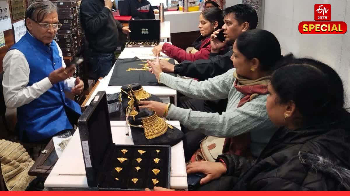 सोने-चांदी के जेवर खरीदते ग्राहक