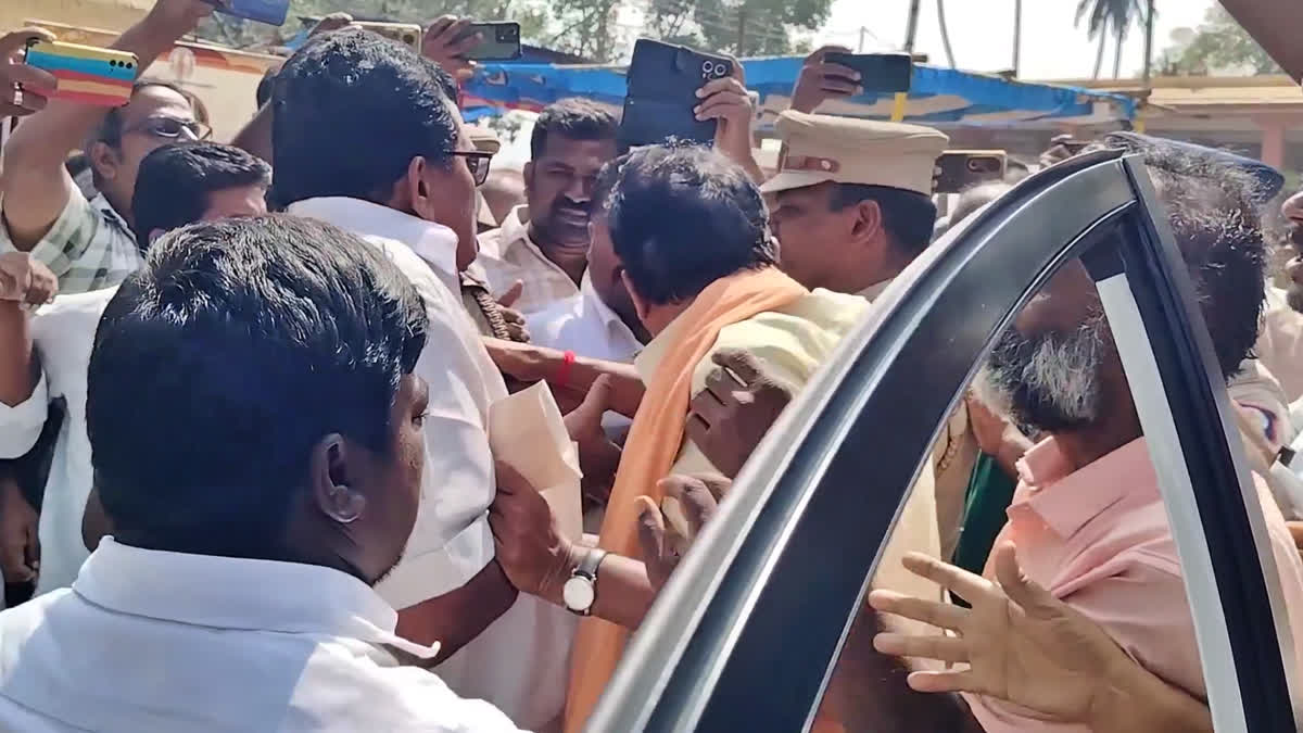 தனது காரை முற்றுகையிட்டு போராடிய பொதுமக்களிடம் கைகலப்பில் இறங்கிய தேனி எம்.பி