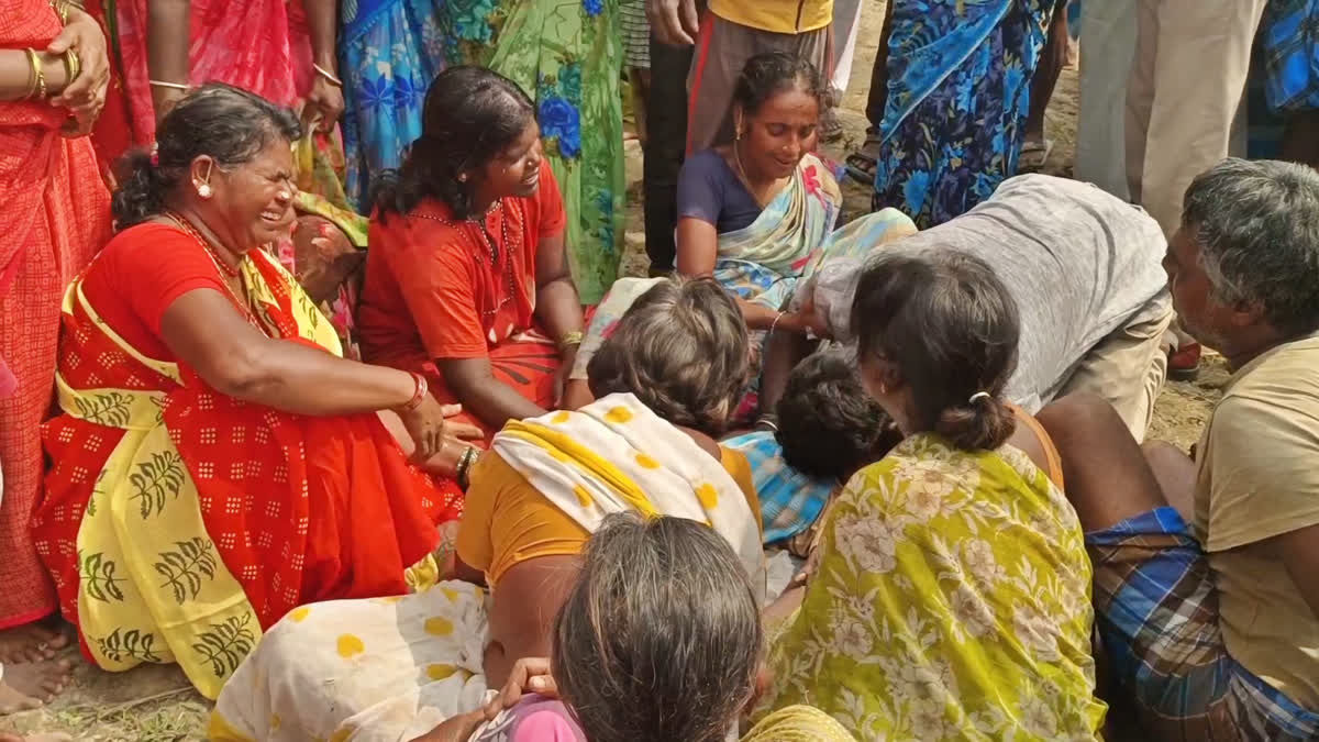 ஏரியில் மூழ்கி உயிரிழந்த சிறுவனின் உடலைக் கண்டு அமர்ந்து அழுகும் உறவினர்கள்