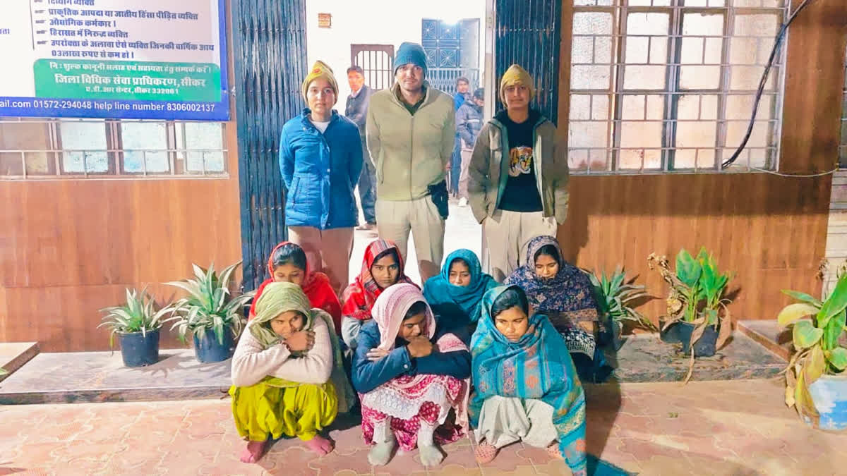 खाटूश्यामजी में भक्तों को लूटने वाला बड़ा गिरोह बेनकाब, 10 महिलाओं समेत 18 आरोपी गिरफ्तार Accused women in police custody