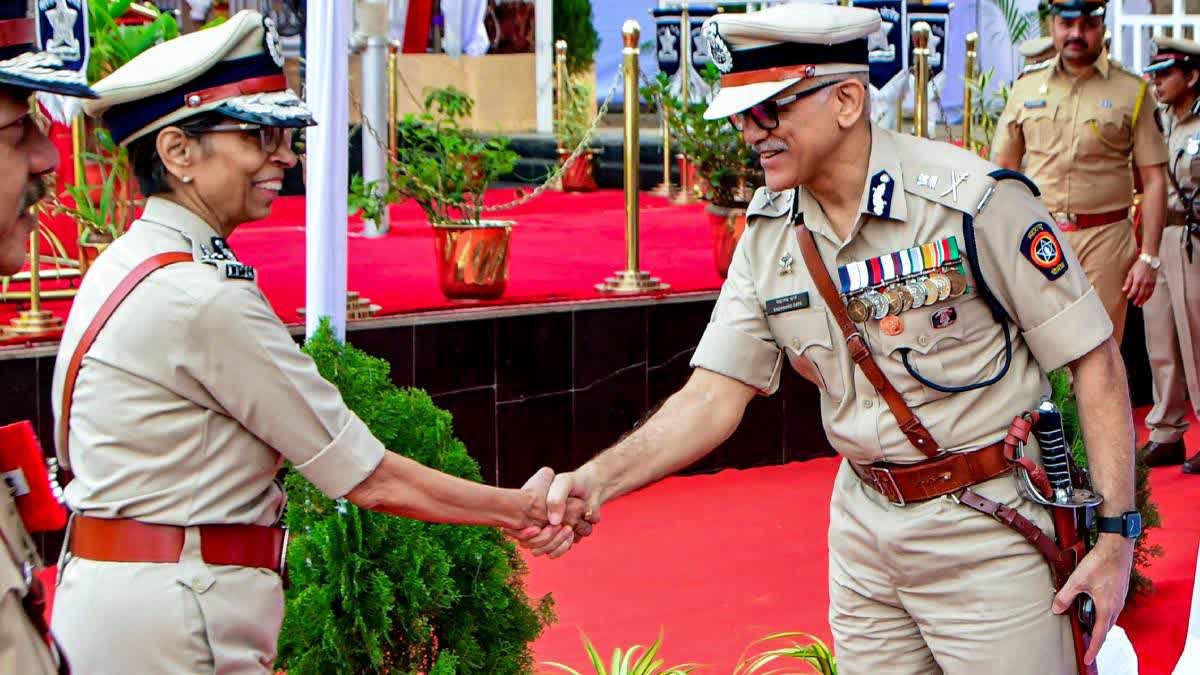 Rashmi Shukla shakes hand with Sadanand Date on his new posting.