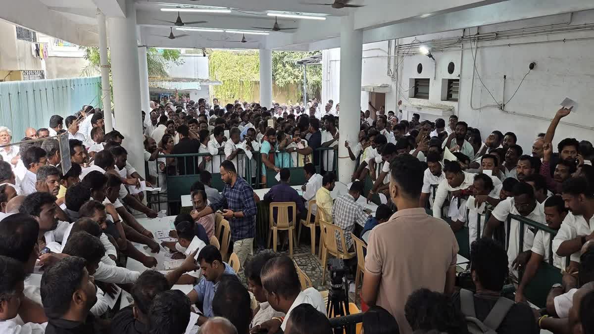 விருப்ப மனு பெற்ற அதிமுக தொண்டர்கள்