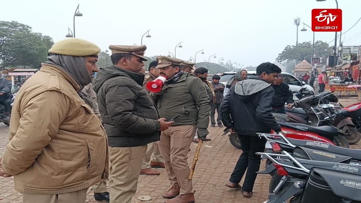पुलिस ने हटाया अतिक्रमण.