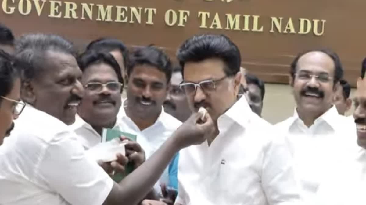 முதலமைச்சருக்கு நன்றி கூறி கேக் ஊட்டும் அரசு ஊழியர்கள்