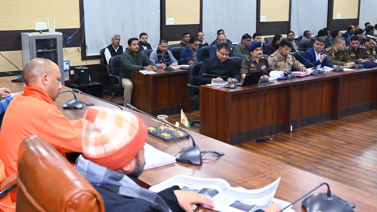 मुख्यमंत्री ने अधिकारियों के साथ समीक्षा बैठक की