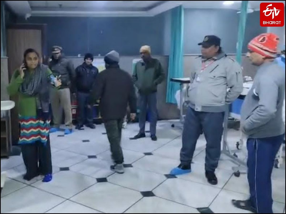 अस्पताल में विरोध जताते परिजन.