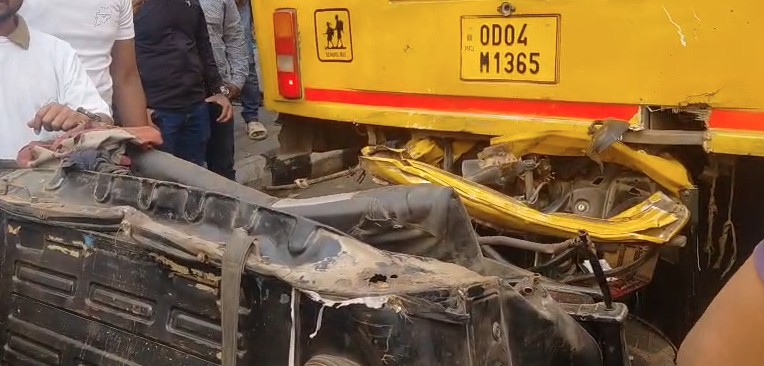 Ama Bus Hits Auto Rickshaw
