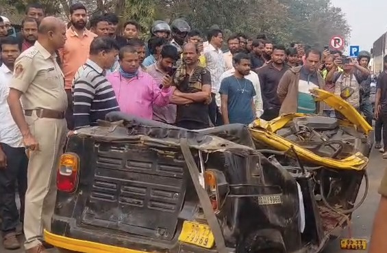 Ama Bus Hits Auto Rickshaw