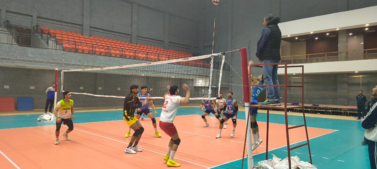 प्रैक्टिस करते खिलाड़ी