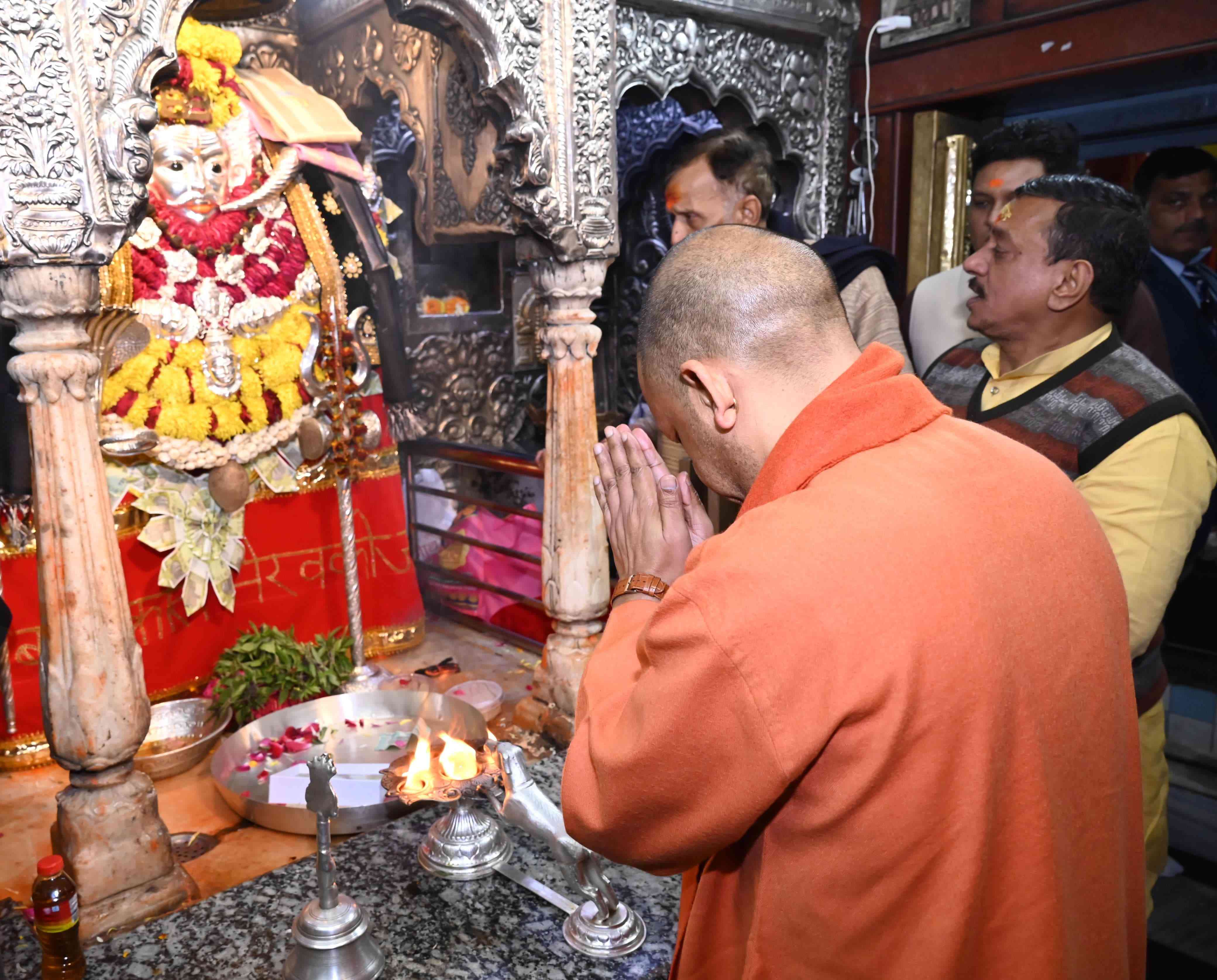 मुख्यमंत्री योगी आदित्यनाथ ने की पूजा अर्चना