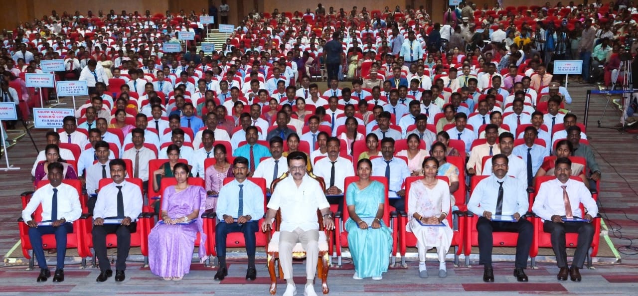 பணி நியமன ஆணை பெற்றவர்களுடன் முதலமைச்சர்