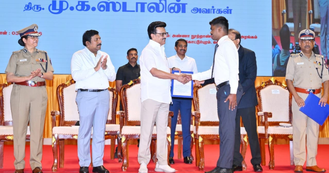 காவலர்களுக்கு பணி நியமன ஆணை வழங்கப்படுகிறது