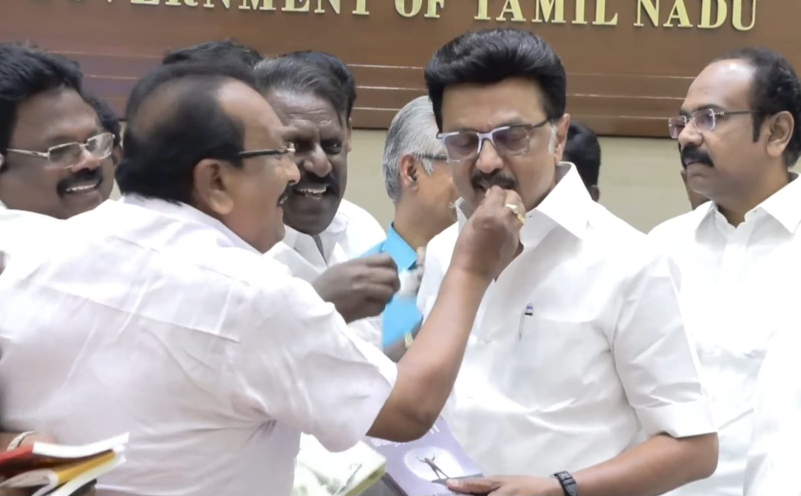 முதலமைச்சருக்கு நன்றி கூறி கேக் ஊட்டும் அரசு ஊழியர்கள்