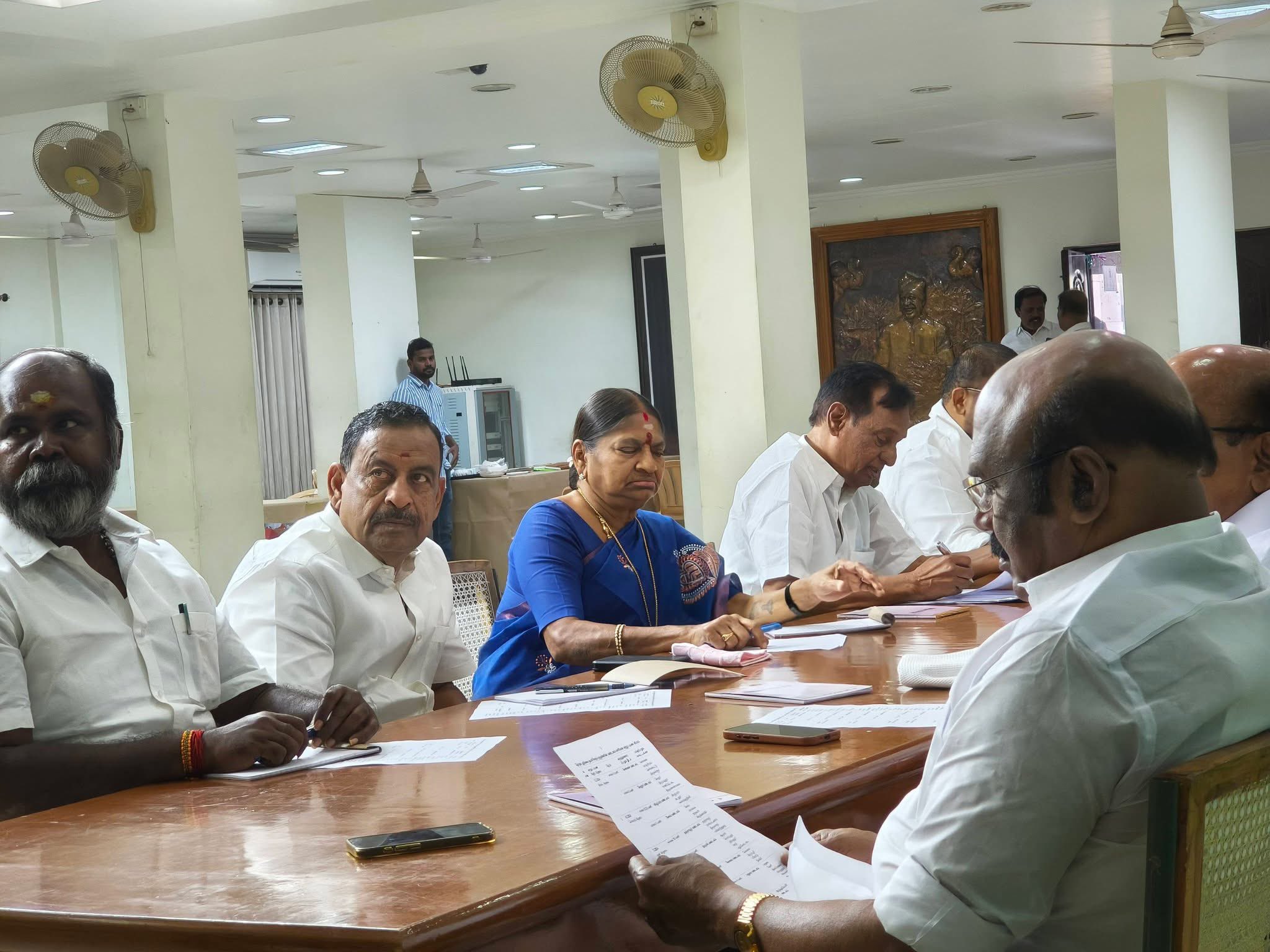 அதிமுக தேர்தல் அறிக்கை தயாரிப்பு குழு ஆலோசனை கூட்டம்