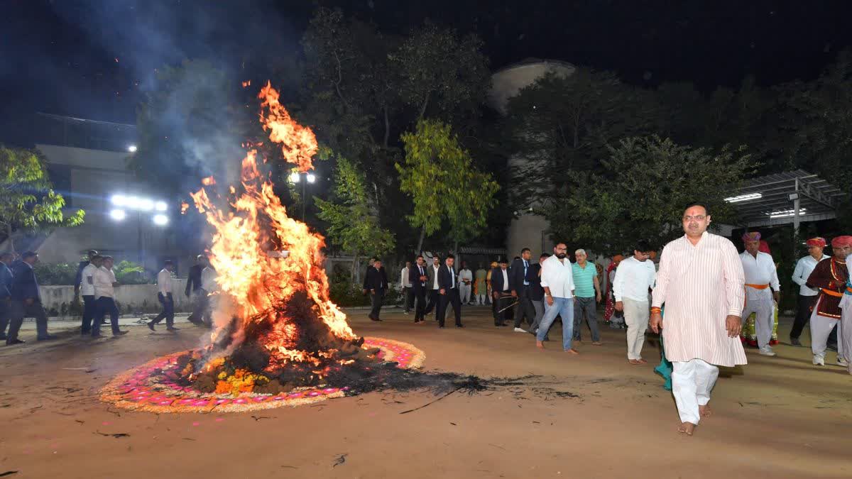 मुख्यमंत्री निवास पर होलिका दहन