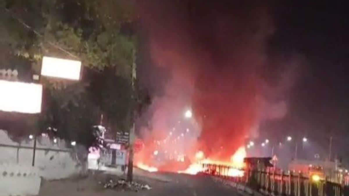 ट्रेलर में लगी आग