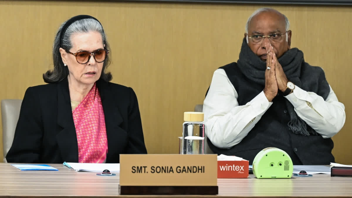 காங்கிரஸ் மூத்த தலைவர் சோனியா காந்தி, அகில இந்திய காங்கிரஸ் கட்சியின் தலைவர் மல்லிகார்ஜுன கார்கே