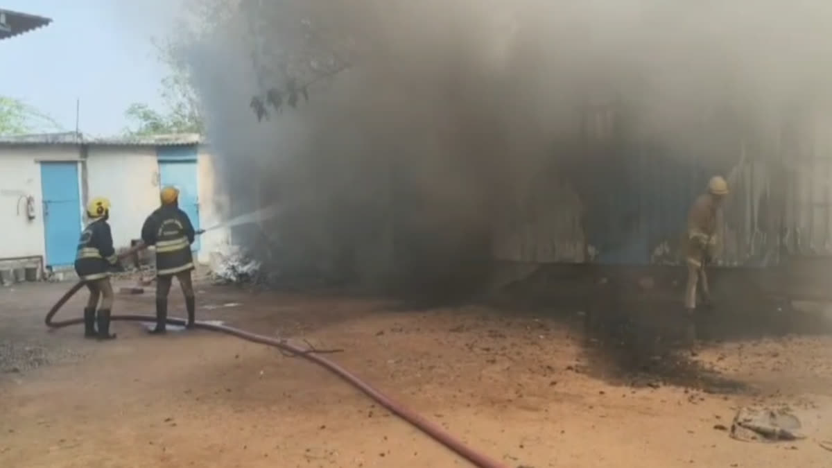 தீக்குச்சி குடோனில் தீ விபத்து