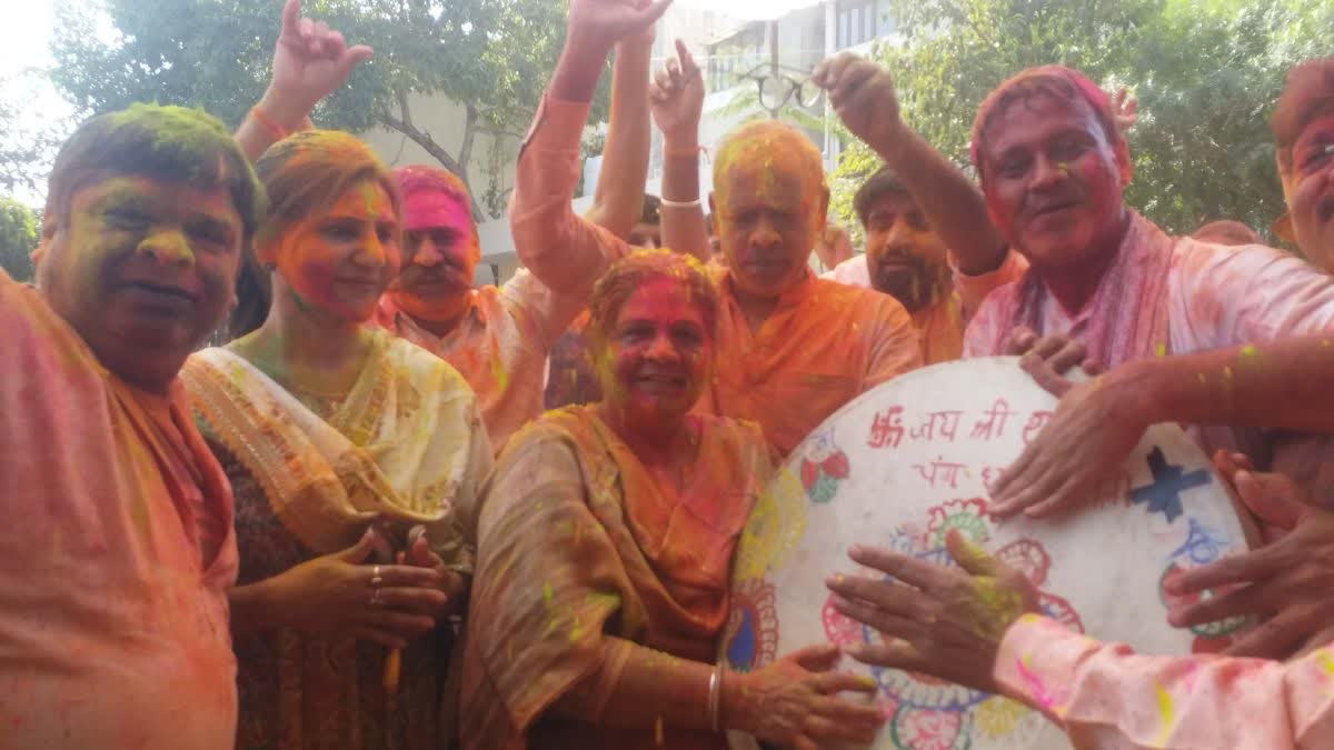 बीजेपी ऑफिस में होली