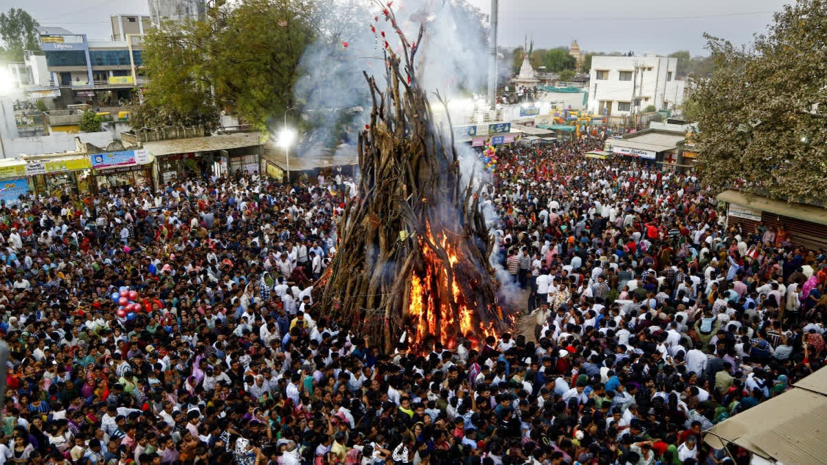 ഹോളിക ദഹാൻ  ഹോളിക ദഹാൻ ചിത്രങ്ങൾ  ഹോളി 2026  ഹോളിക ദഹാൻ ഇന്ത്യൻ ആഘോഷങ്ങൾ