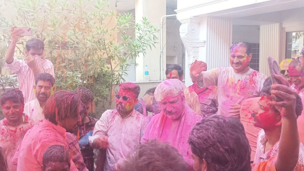 खाचरियावास ने समर्थकोें के साथ खेली होली