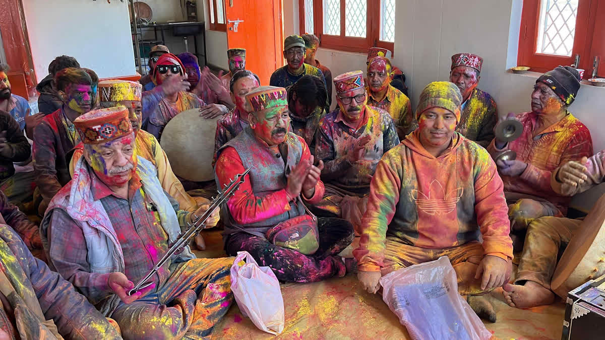 हिमाचल में तीन दिन तक होली की धूम, अब तक इन जिलों में मनाई गई होली कुल्लू में होली मनाता बैरागी समुदाय