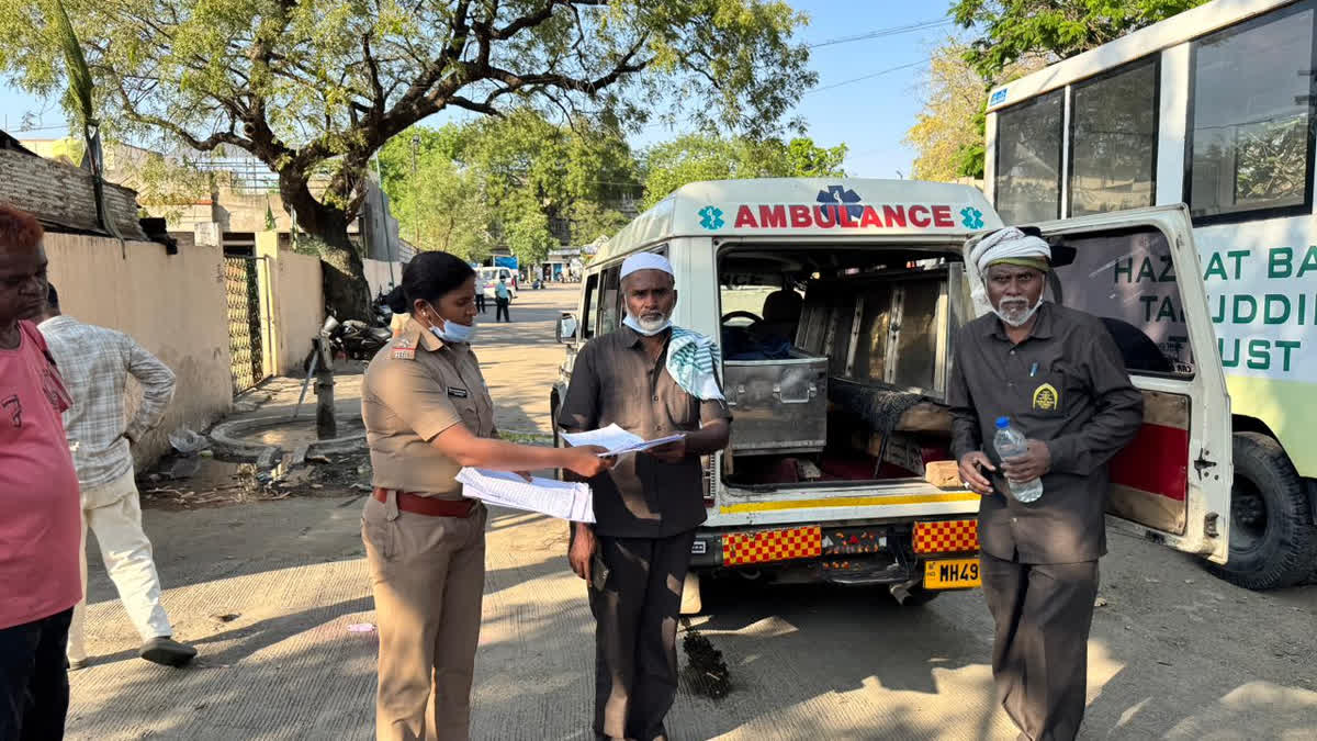 बेवारस समजून हिंदू स्मशानभूमीत दफन केला मुस्लिम इसमाचा मृतदेह; न्यायालयाच्या आदेशानंतर मृतदेह नातेवाईकांच्या स्वाधीन Muslim man body buried in Hindu graveyard