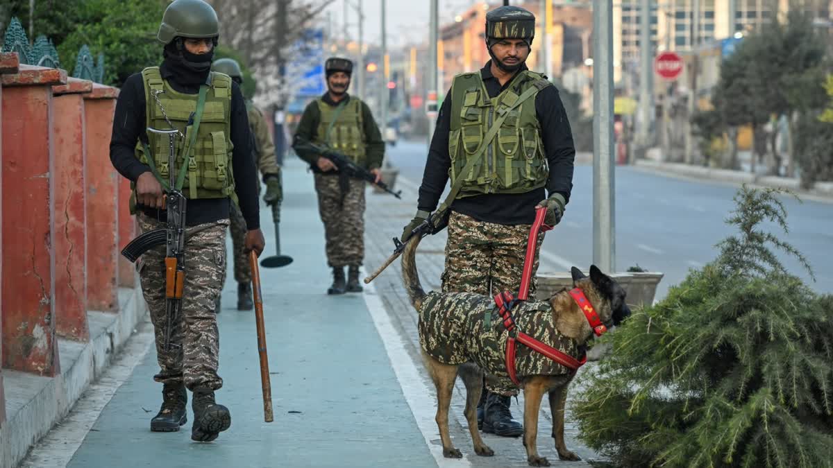 کشمیر، ممکنہ احتجاج کو روکنے کے لیے دوسرے روز بھی پابندیاں عائد