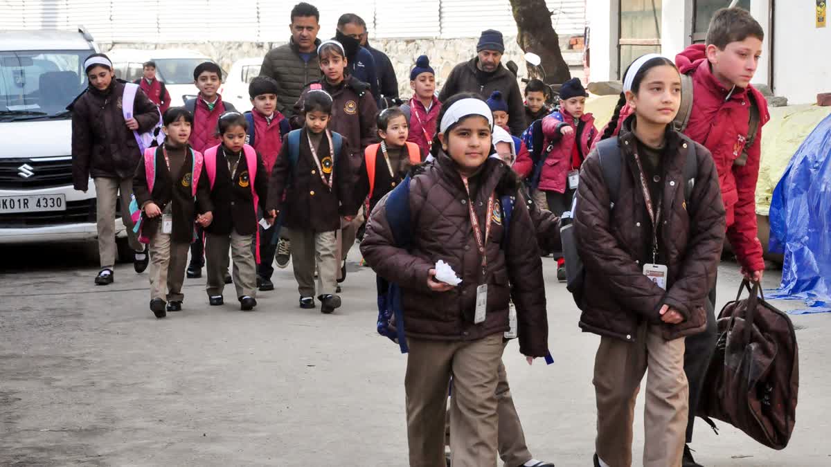 بدھ سے کھلیں گے کشمیر کے آٹھ اجلاع میں اسکول