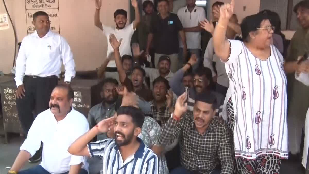 યુવતી એડ્વોકેટના પોશાકમાં હાજર થતા વકીલોએ પણ વિરોધ નોંધાવ્યો