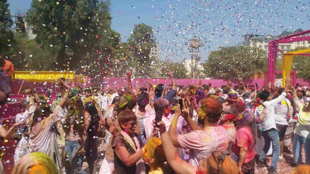 विदेशी सैलानियों ने खेली होली