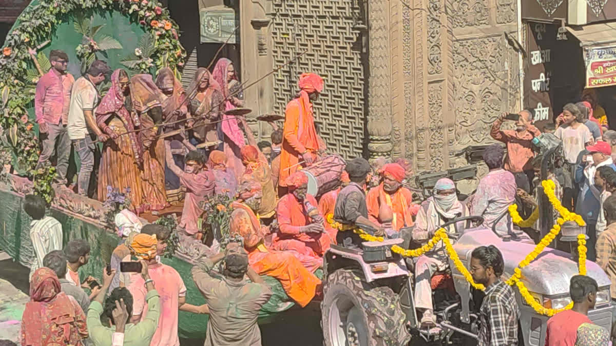 कान्हा की नगरी में होली की धूम