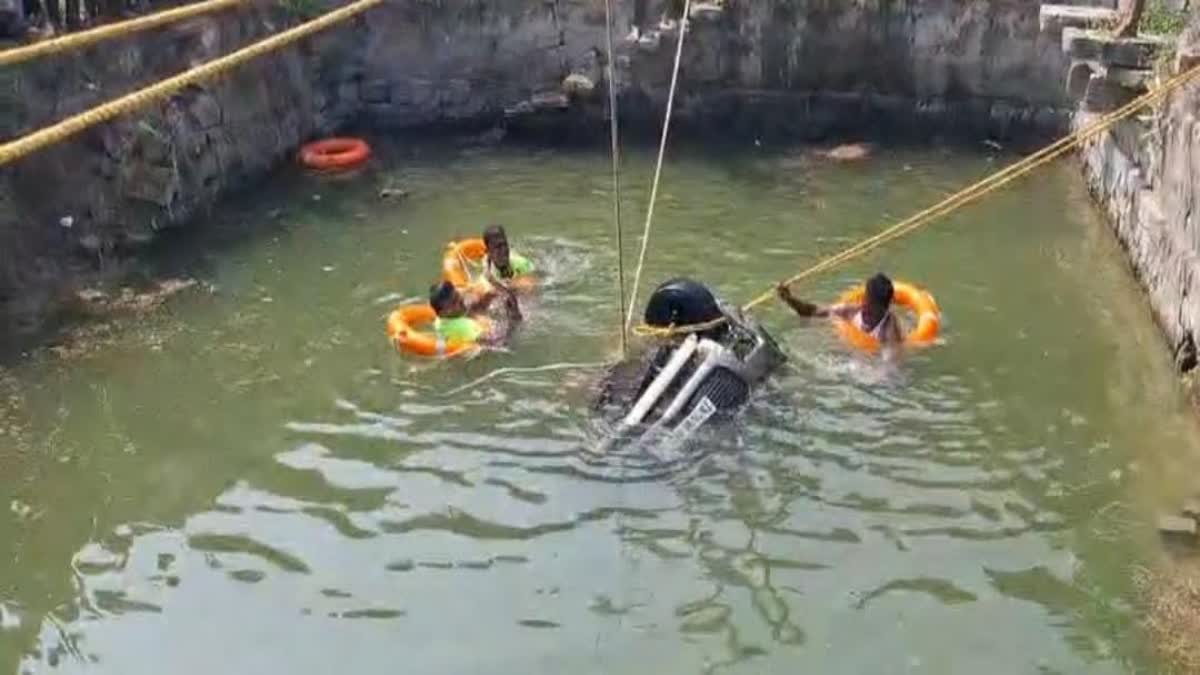 கிணற்றில் இருந்து மீட்கப்படும் கார்