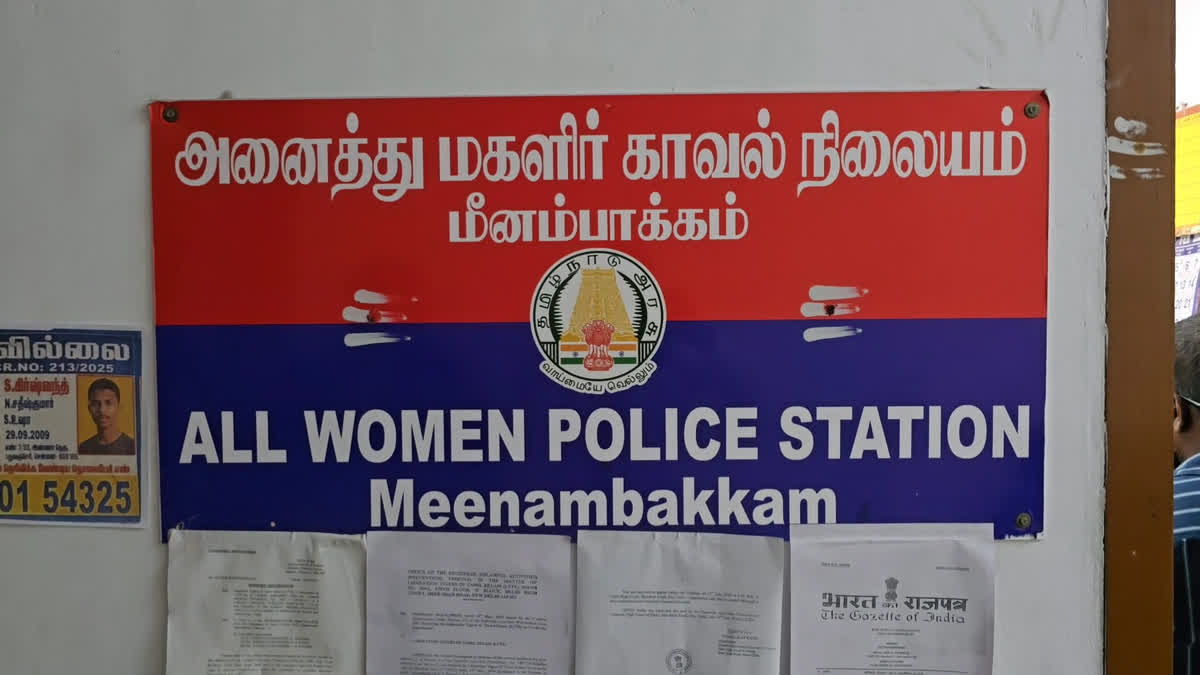 വിമാനത്തിൽ വച്ച് പീഡനം  വിമാന ജീവനക്കാരിക്ക് പീഡനം  ഡൽഹി വിമാനയാത്രയിൽ പീഡനം  വിമാനത്തിൽ ലൈംഗിക പീഡനം