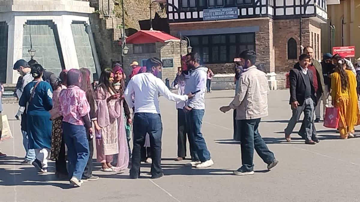 शिमला में जमकर उड़े रंग-गुलाल