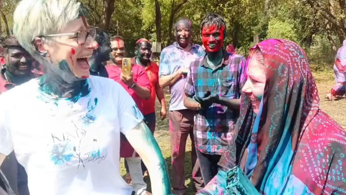 कोटा में विदेशी पावणों के साथ होली