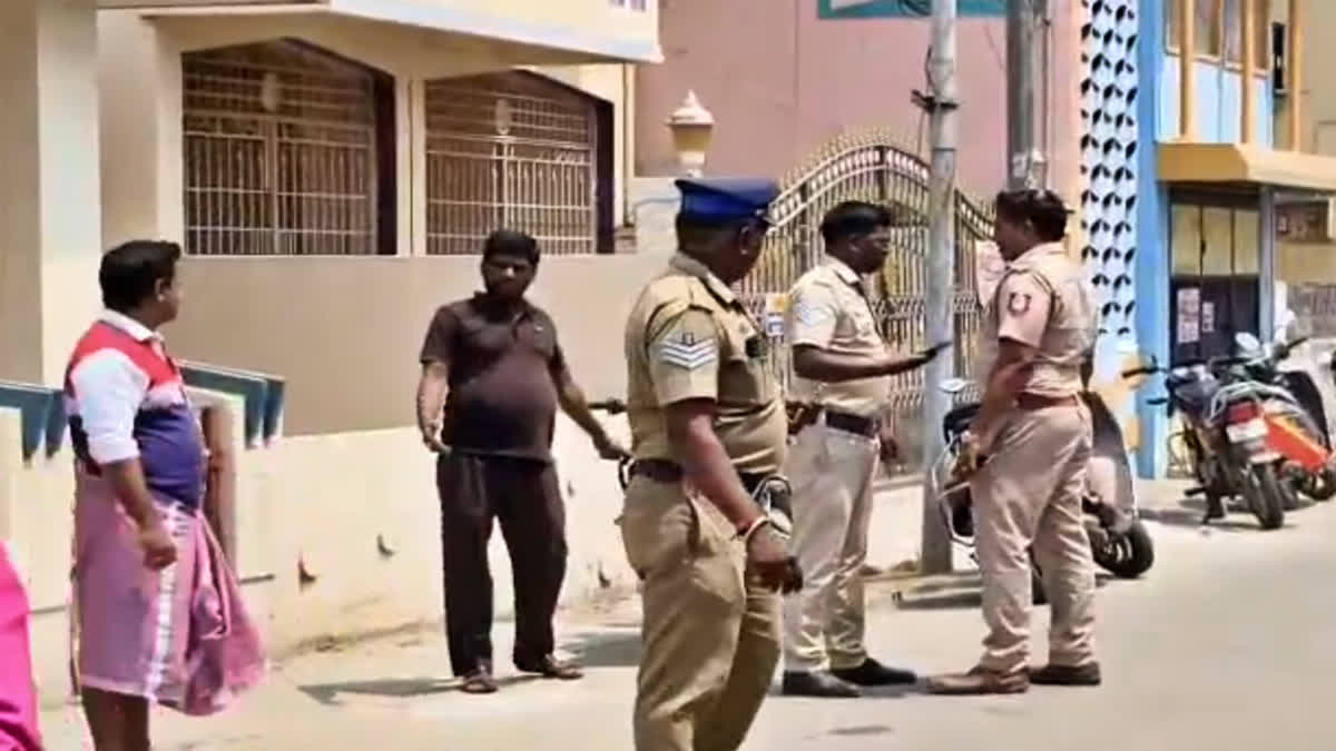 சம்பவ இடத்தில் விசாரணை மேற்கொண்ட போலீசார்