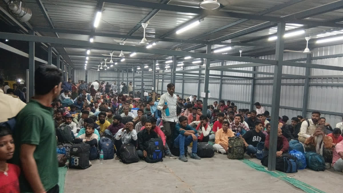 ટ્રેનની રાહ જોઈ રહેલા મુસાફરો