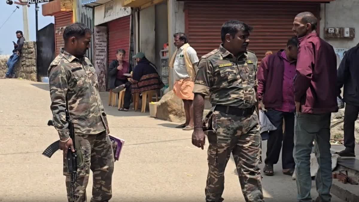 வட்டக்கானல் பகுதியில் இஸ்ரேல் நாட்டு சுற்றுலா பயணிகளுக்கு துப்பாக்கி ஏந்திய போலீஸ் பாதுகாப்பு