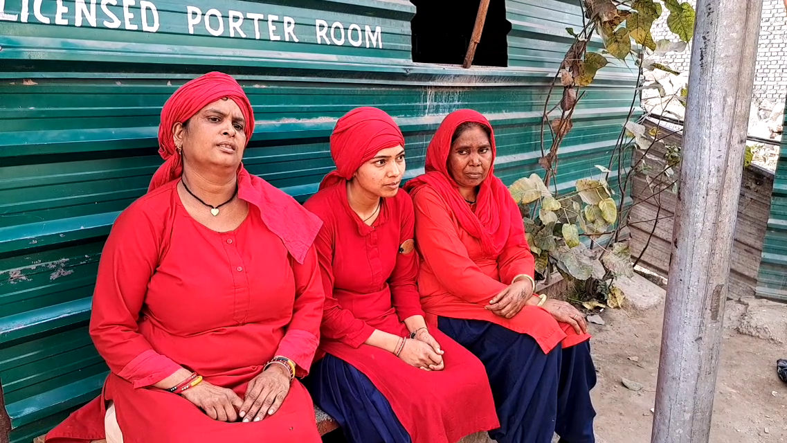 ludhiana railway station Women coolies