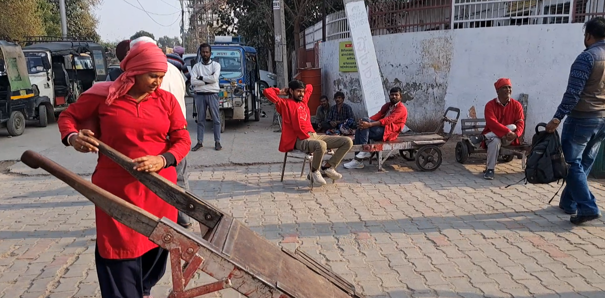 ludhiana railway station Women coolies