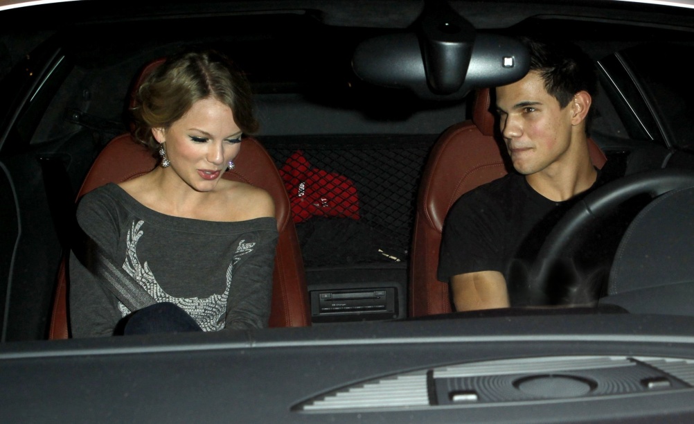 Swift dated actor Taylor Lautner in 2009
