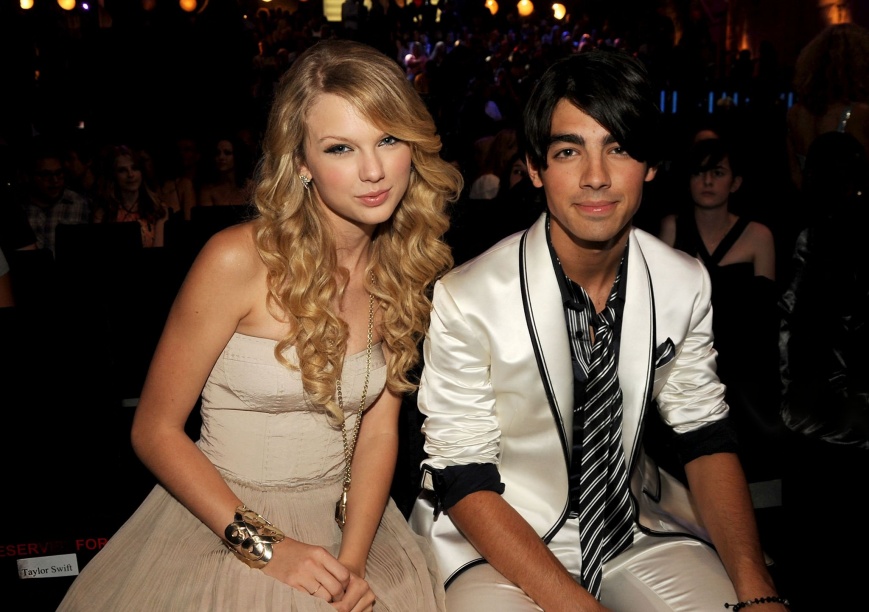 Taylor's first highly public relationship was with singer Joe Jonas