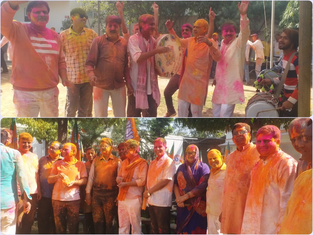 नेताओं और कार्यकर्ताओं ने खेला गुलाल