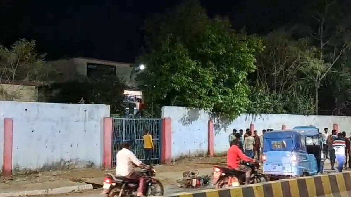 JUVENILE HOME BOYS ASSAULT PASSENGERS ON ROAD