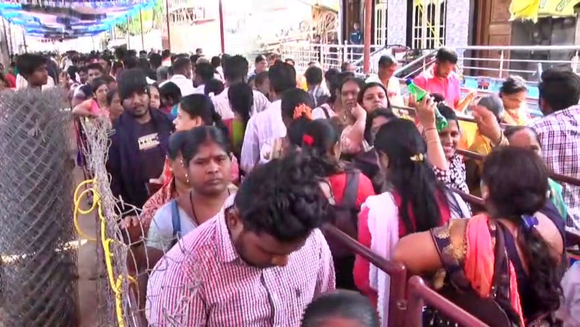 devotees-visits-to-ramalinga-kamanna-temple-at-dharwad